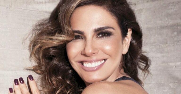 Luciana Gimenez posa de vestido longo na Grécia e passa dos limites da elegância