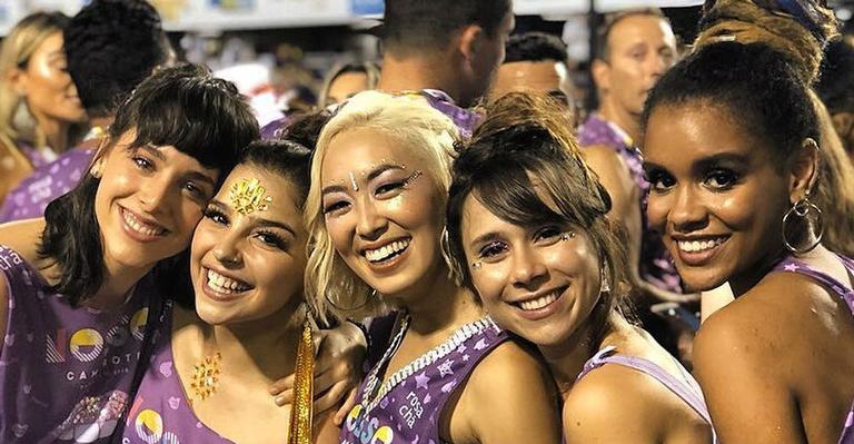 Ana Hikari posta foto com elenco ”Malhação – Viva Diferença” e fãs comemoram