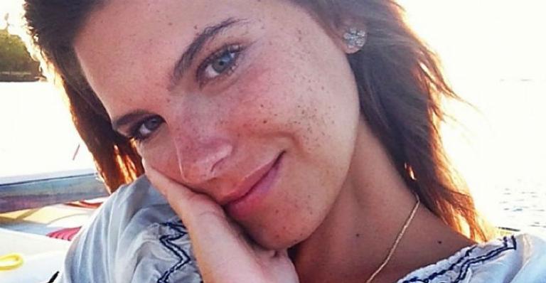 Mariana Goldfarb posa de topless e exibe tatuagens íntimas