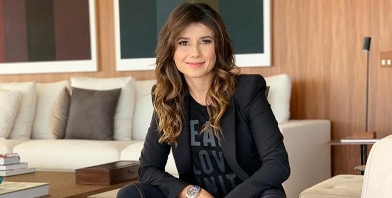 Apaixonada, Paula Fernandes acompanha novo namorado em jogo de futebol: ”Mozão”