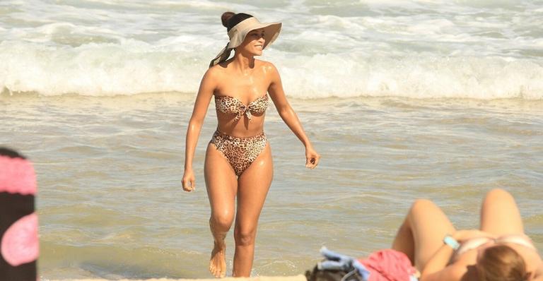 Taís Araújo ostenta corpão impecável em dia de praia com a filha, Maria Antônia
