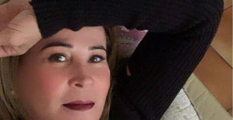 Zilu Camargo arranca suspiros ao exibir tatuagens nas costas em foto de praia