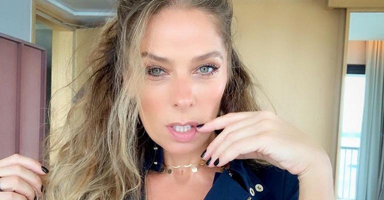 Em Portugal, Adriane Galisteu posa de roupão e sensualiza com decote ousado