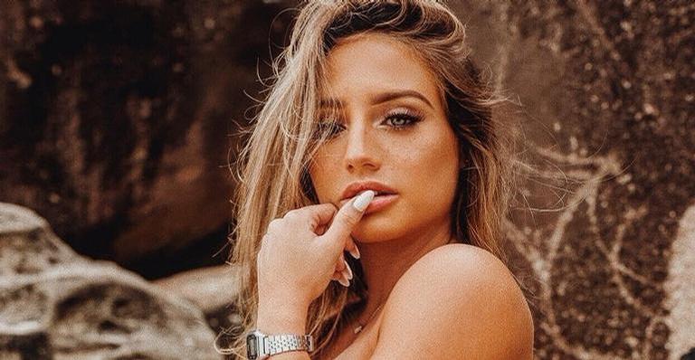 De biquíni neon cavado, Bruna Griphao exibe curvas treinadas em praia do Rio de Janeiro