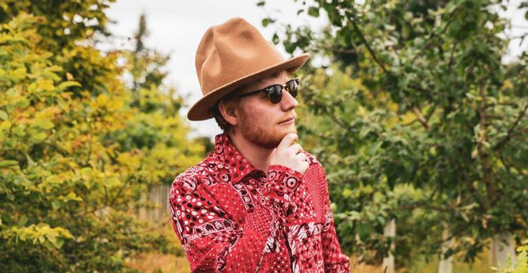 Ed Sheeran lança álbum em parceria com Camila Cabello e Cardi B