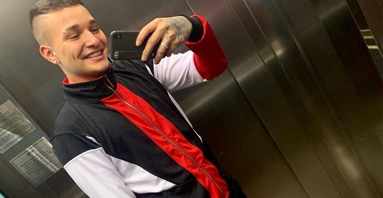 Após sofrer acidente de moto, MC Gui detona fãs que não se preocuparam com ele