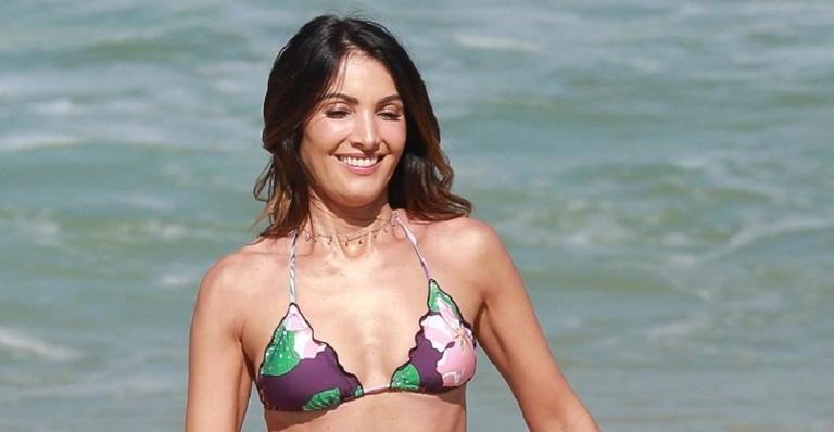 Aos 42 anos, Patrícia Poeta faz ensaio fotográfico ousado na praia