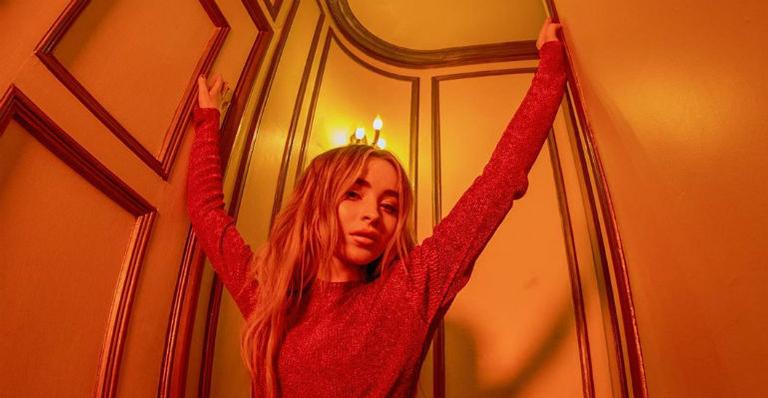 Sabrina Carpenter lança novo single, intitulado ”I’m Fakin”