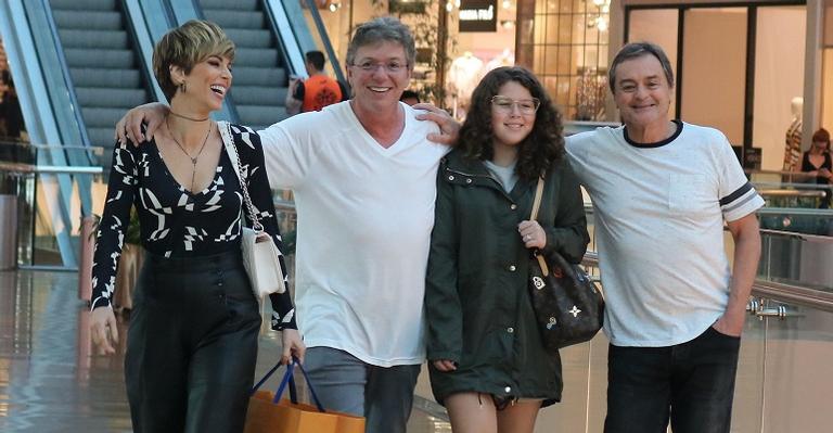 Aos risos, Ana Furtado e Boninho se divertem durante passeio em shopping no Rio