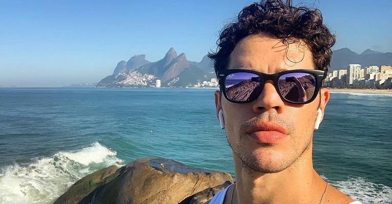 José Loreto vai à praia com a filha Bella e encanta em clique dos dois: ”Muito amor”
