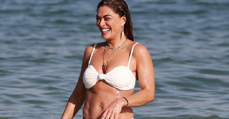 Juliana Paes consegue brecha no trabalho e curte praia com a família no Rio