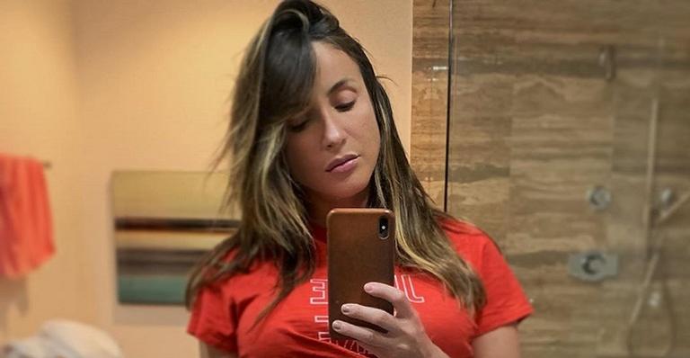Plena, Cláudia Leite mostra barrigão no oitavo mês de gestação