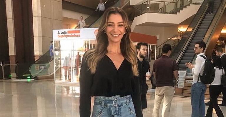 Mônica Martelli publica registro raro ao lado do namorado e se declara