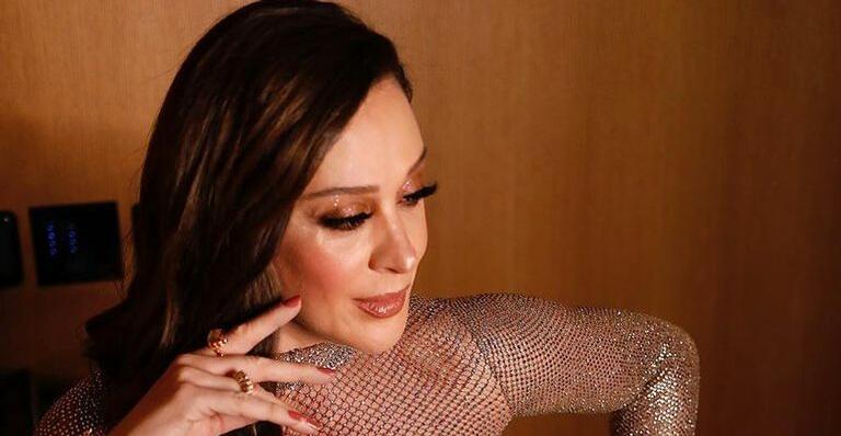 Sem sutiã, Cláudia Raia ousa com look transparente e divide opinões na internet