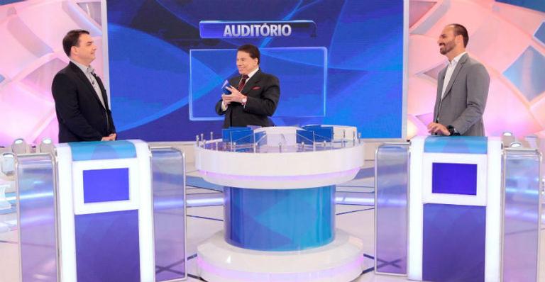 Filhos de Bolsonaro erram perguntas e são zoados por Silvio Santos: ”Reprovados em política”