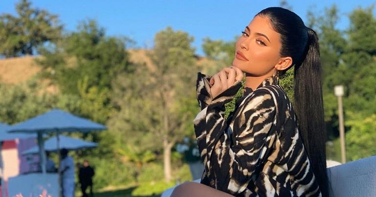 Usando apenas um chapéu, Kylie Jenner compartilha foto ousada e conquista 10 milhões de curtidas