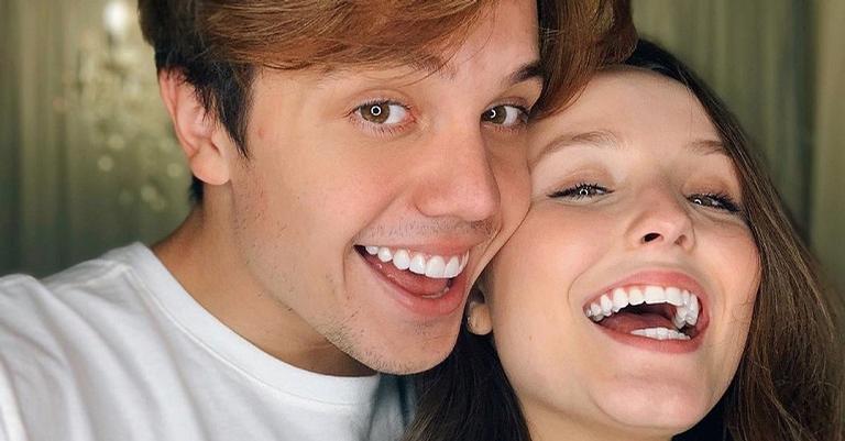 Larissa Manoela comemora mais um aniversário de namoro com Leo Cidade e se declara