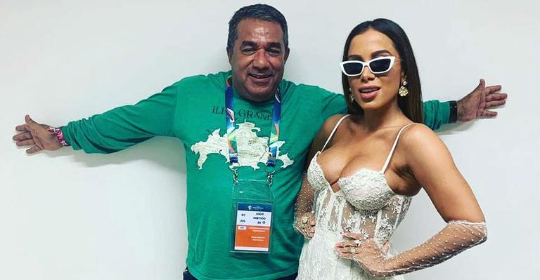 Pai de Anitta ri de questionamento engraçado que lhe fizeram na imigração americana