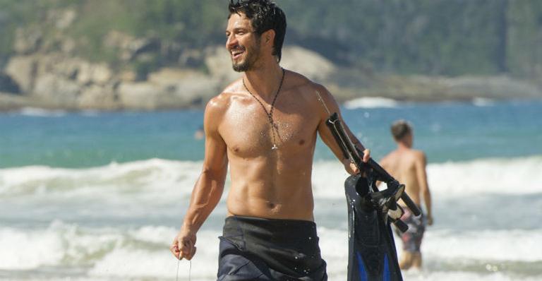 Rômulo Estrela aparece sem camisa e exibe corpo musculoso nas primeiras fotos de ‘Bom Sucesso’
