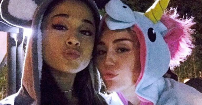 Ariana Grande surpreende Miley Cyrus com flores brancas