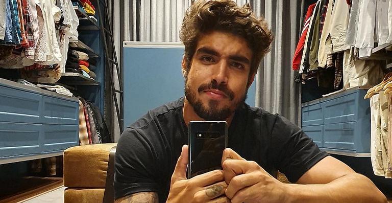 Com cabelo avoaçado, Caio Castro posa para clique inusitado e detalhe chama atenção