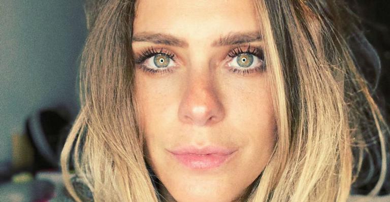 Carolina Dieckmann esquenta a temperatura da web ao postar foto de biquíni
