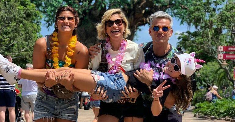 Flávia Alessandra e Otaviano Costa curtem férias com as filhas na Disney