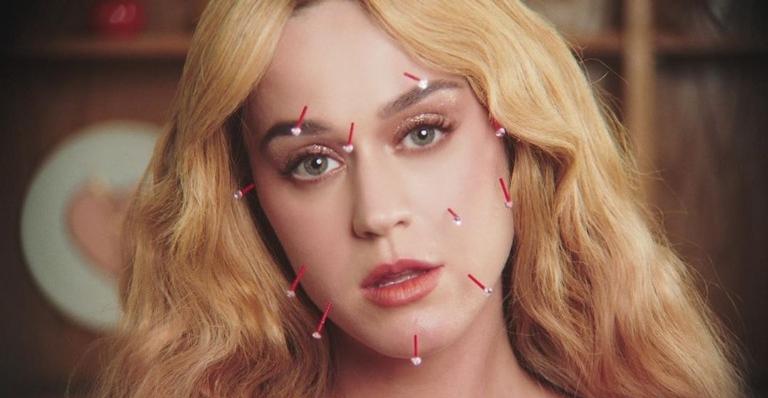 Katy Perry reúne banda para cantar versão acústica de sucesso no banheiro