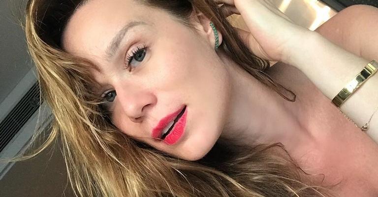 Mariana Ximenes posa de biquíni na praia e sugere: ”Pode já querer voltar?”