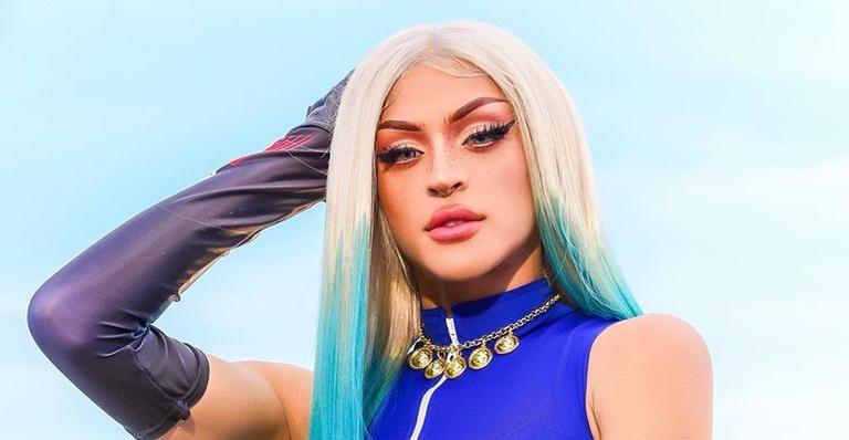 Ousadíssima, Pabllo Vittar mostra todo o bumbum ao empiná-lo com fio dental mínimo