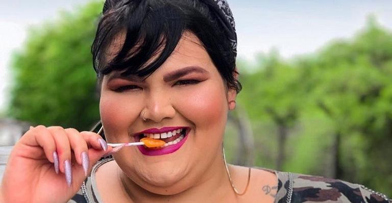 Com mais de 100 quilos, bailarina plus size de Anitta choca fãs ao provar que faz esporte