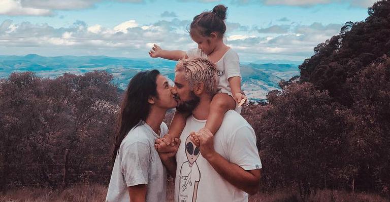 Madalena, filha de Yanna Lavigne e Bruno Gissoni, rouba a cena ao ‘dirigir’ Kombi dos pais
