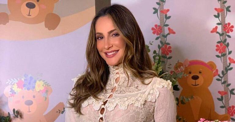 De lingerie branca, Claudia Leitte exibe barriga de Bela e encanta: ”Zero defeitos”