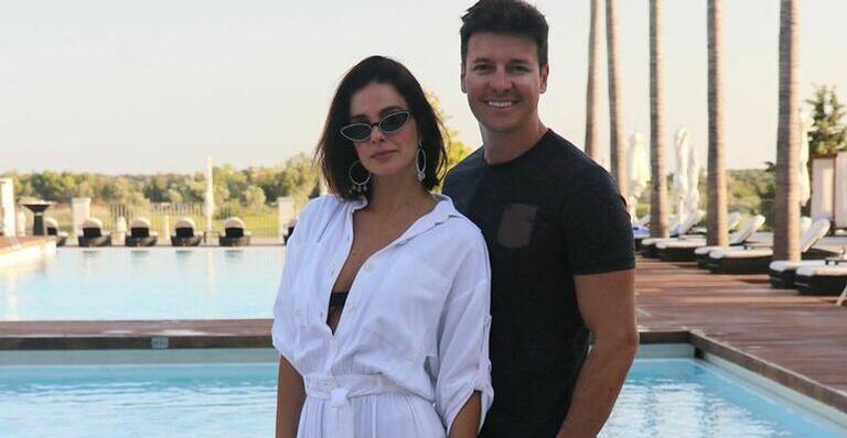 Em Portugal, esposa de Rodrigo Faro ostenta corpão ao posar de biquíni