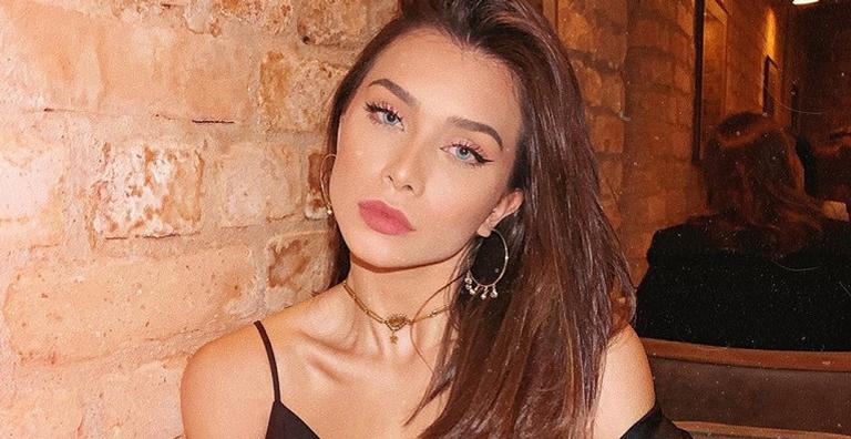 Solteira, Flavia Pavanelli se reúne com amigas casadas e internautas zoam: ”Na vida sou ela”