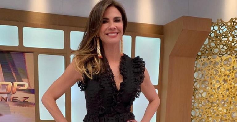 Luciana Gimenez compartilha selfie de cara lavada e seguidores sugerem: ”Bem mais bonita”