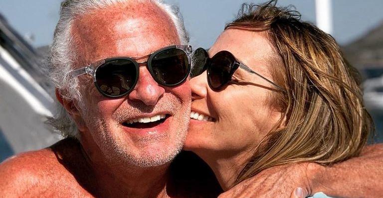 Muito apaixonada, Mônica Martelli mostra foto do namorado sem camisa e se declara
