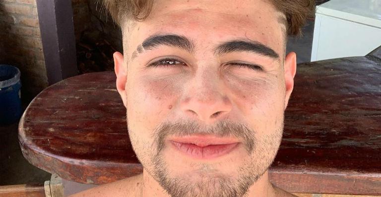 Rafael Vitti se diverte com bebê durante viagem