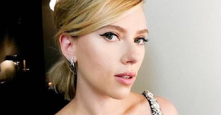 Scarlett Johansson gera polêmica, desiste de personagem trans e explica: ”Politicamente correto”