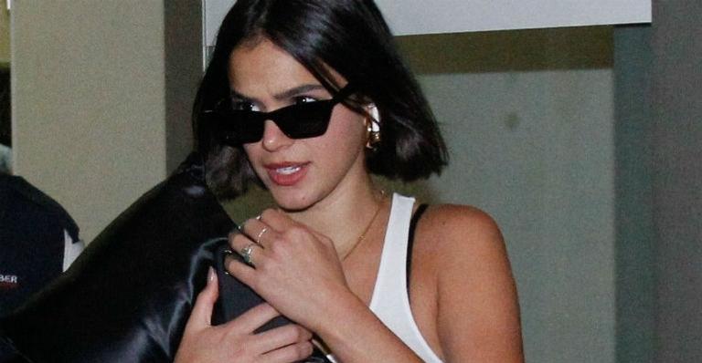 Bruna Marquezine causa tumulto ao desembarcar no aeroporto do Rio de Janeiro