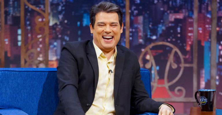Celso Portiolli comemora 25 anos de SBT e relembra estreia desastrosa: ”Eu queria morrer”
