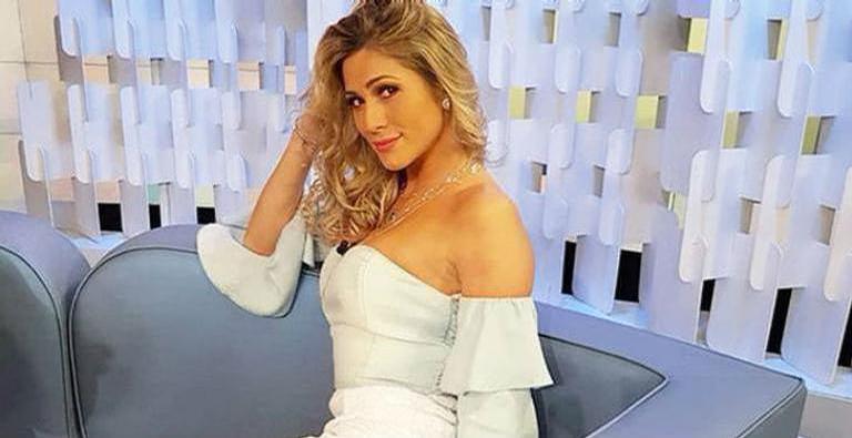 Lívia Andrade sensualiza ao abrir a blusa e arranca suspiros na web