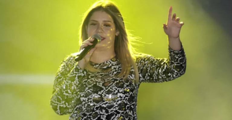 Marília Mendonça exibe a barriguinha de grávida durante show no Ceará