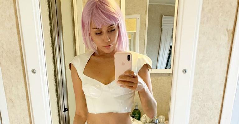 Miley Cyrus publica vídeo dançando e faz convite inesperado a Britney Spears