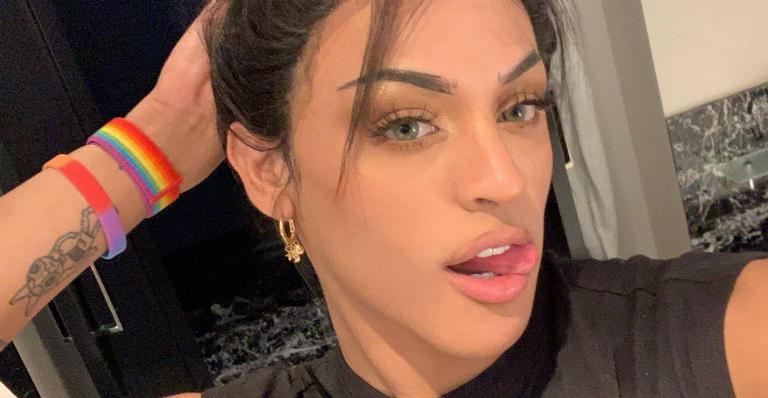 Pabllo Vittar é eleita Miss Bumbum em concurso mundial e recebe prêmio