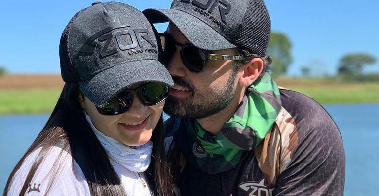 Fernando Zor e Maiara aparecem se divertindo juntos em sex shop