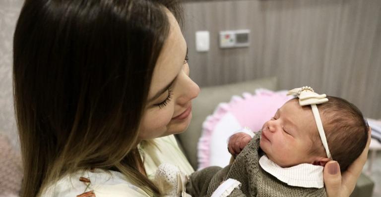 Filha de Thaeme rouba a cena em clique fofo no sofá: ‘Esperando para mamar’