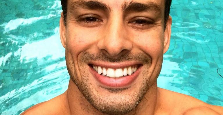 Cauã Reymond aparece só de bermuda em banheira de gelo e arranca elogios dos fãs