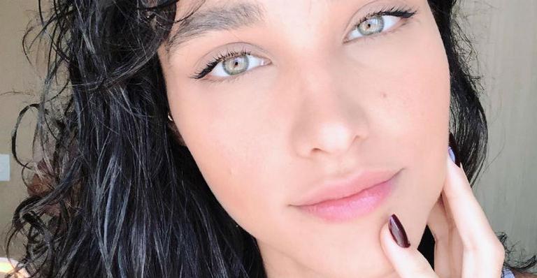Débora Nascimento posa de biquíni e exibe corpão na web