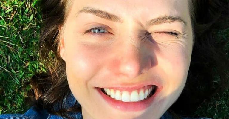 Leticia Colin passa por transformação capilar e choca com o resultado